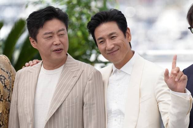 Kim Hee-won - Lee Sun-kyun CELEBRITES : 76 eme festival de Cannes - Photocall du film Â« Project Silence Â» - Cannes - 22 05 2023 NorbertScanella Panoramic 