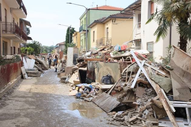 Bilder des Jahres 2023, News 05 Mai News Themen der Woche KW21 News Bilder des Tages Reportage - Flood damages in the city of Faenza City of Faenza damage after flood - volunteers, street cleaning, debris and rubble in the streets. - in the pic. Municipal music school damages - Faenza, (RA), May 22, 2023 - photo: stringer Bologna Italy Faenza Italy Copyright: xCorrispondentexBolognax xLiveMediax LPN_946077