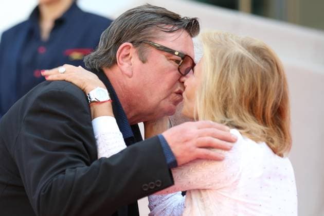 May 22, 2023, Cannes, Cote d Azur, France: AKI KAURISMAKI air kisses IRIS KNOBLOCH ahead of the screening of Fallen Leaves during the 76th Annual Cannes Film Festival at Palais des Festivals on May 22, 2023 in Cannes, France Cannes France - ZUMAc179 20230522_zep_c179_084 Copyright: xMickaelxChavetx