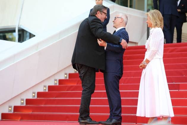 May 22, 2023, Cannes, Cote d Azur, France: AKI KAURISMAKI hugs Thierry Fremaux ahead of the screening of Fallen Leaves during the 76th Annual Cannes Film Festival at Palais des Festivals on May 22, 2023 in Cannes, France Cannes France - ZUMAc179 20230522_zep_c179_086 Copyright: xMickaelxChavetx