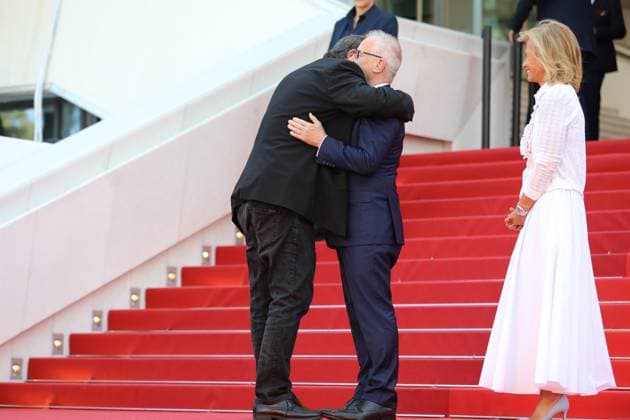May 22, 2023, Cannes, Cote d Azur, France: AKI KAURISMAKI hugs Thierry Fremaux ahead of the screening of Fallen Leaves during the 76th Annual Cannes Film Festival at Palais des Festivals on May 22, 2023 in Cannes, France Cannes France - ZUMAc179 20230522_zep_c179_087 Copyright: xMickaelxChavetx