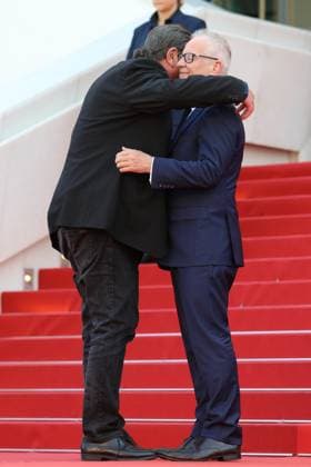 May 22, 2023, Cannes, Cote d Azur, France: AKI KAURISMAKI hugs Thierry Fremaux ahead of the screening of Fallen Leaves during the 76th Annual Cannes Film Festival at Palais des Festivals on May 22, 2023 in Cannes, France Cannes France - ZUMAc179 20230522_zep_c179_088 Copyright: xMickaelxChavetx