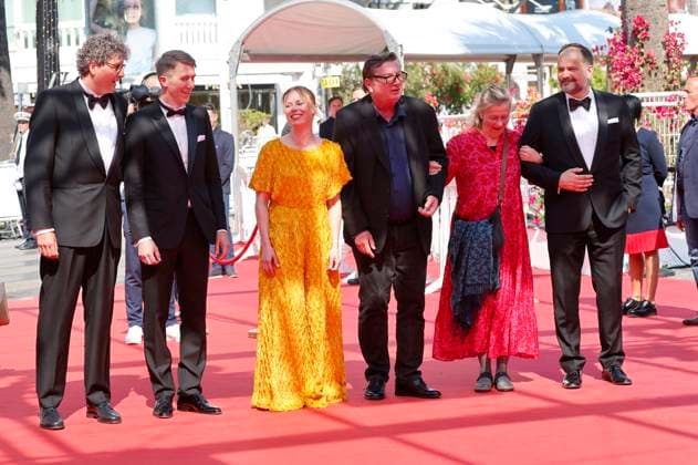 Mark Lwoff, Jussi Vatanen, Alma Pöysti, Aki Kaurismäki, Paula Oinonen and Misha Jaari at the premiere of the feature film Kuolleet lehdet Fallen Leaves at the Festival de Cannes 2023 76 Cannes International Film Festival at the Palais des Festivals Cannes, 22 05 2023. Foto:xD.xBedrosianx xFuturexImage