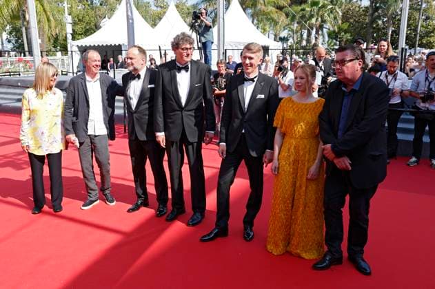 Guests, Misha Jaari, Mark Lwoff, Jussi Vatanen, Alma Pöysti and Aki Kaurismäki at the premiere of the feature film Kuolleet lehdet Fallen Leaves at the Festival de Cannes 2023 76 Cannes International Film Festival at the Palais des Festivals Cannes, 22 05 2023. Foto:xD.xBedrosianx xFuturexImage