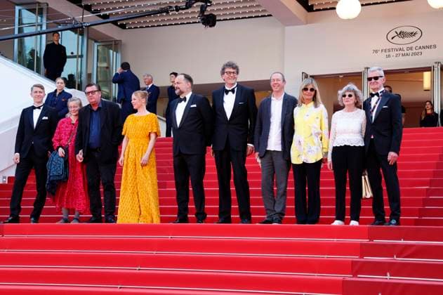 Jussi Vatanen, Paula Oinonen, Aki Kaurismäki, Alma Pöysti, Misha Jaari, Mark Lwoff, guests and Wolfgang Werner at the premiere of the feature film Kuolleet lehdet Fallen Leaves at the Festival de Cannes 2023 76 Cannes International Film Festival at the Palais des Festivals Cannes, 22 05 2023. Foto:xD.xBedrosianx xFuturexImage