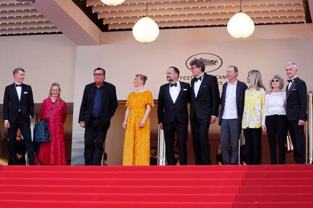 Jussi Vatanen, Paula Oinonen, Aki Kaurismäki, Alma Pöysti, Misha Jaari, Mark Lwoff, guests and Wolfgang Werner at the premiere of the feature film Kuolleet lehdet Fallen Leaves at the Festival de Cannes 2023 76 Cannes International Film Festival at the Palais des Festivals Cannes, 22 05 2023. Foto:xD.xBedrosianx xFuturexImage