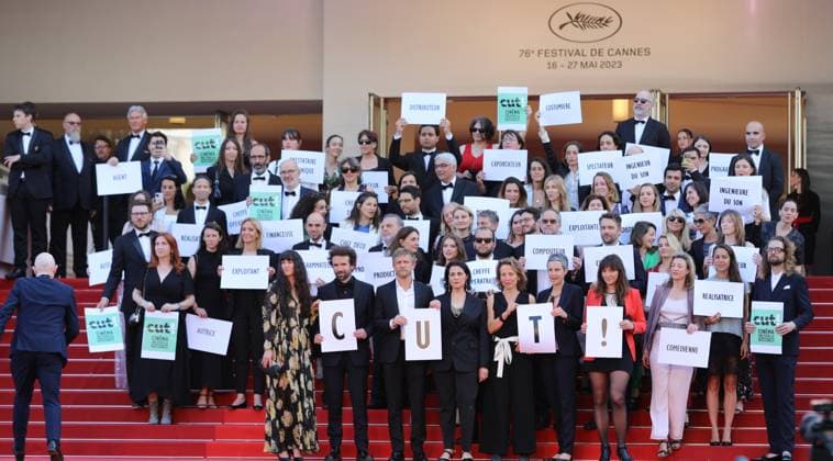 May 22, 2023, Cannes, Cote d Azur, France: A group manifests on the red carpet to defend the ecological transition during the screening of Club Zero during the 76th Annual Cannes Film Festival at Palais des Festivals on May 22, 2023 in Cannes, France Cannes France - ZUMAc179 20230522_zep_c179_173 Copyright: xMickaelxChavetx