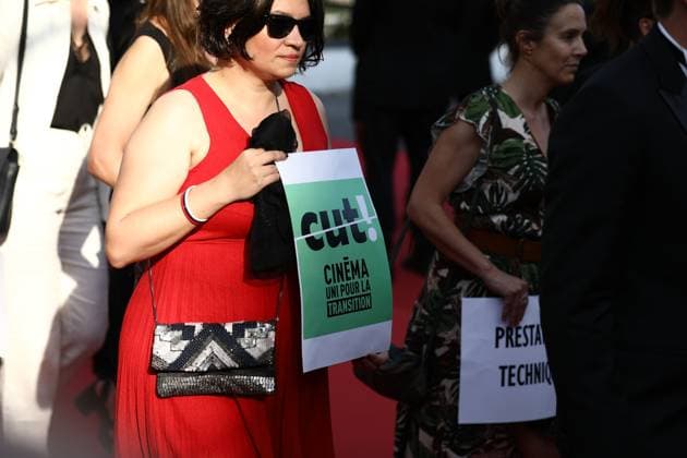 May 22, 2023, Cannes, Cote d Azur, France: A group manifests on the red carpet to defend the ecological transition during the screening of Club Zero during the 76th Annual Cannes Film Festival at Palais des Festivals on May 22, 2023 in Cannes, France Cannes France - ZUMAc179 20230522_zep_c179_174 Copyright: xMickaelxChavetx