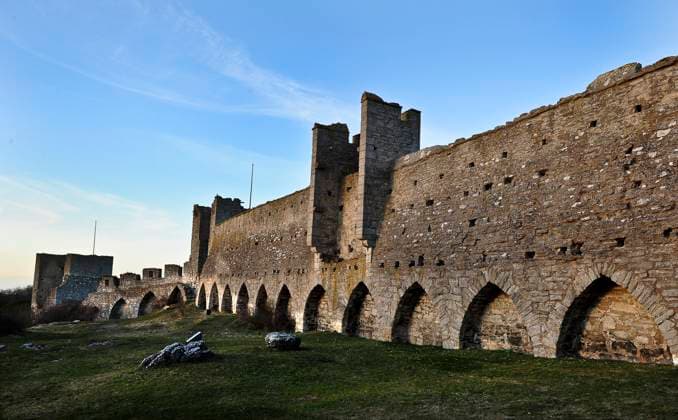 VISBY 20110423 The town wall, that encircles the town centre of Visby, Gotland, Sweden Hanseatic Town of Visby A former Viking site on the island of Gotland, Visby was the main center of the Hanseatic League in the Baltic from the 12th to the 14th cen  Copyright: xANDERSxWIKLUNDx xTTx VISBY MEDIEVAL TOWN WALL