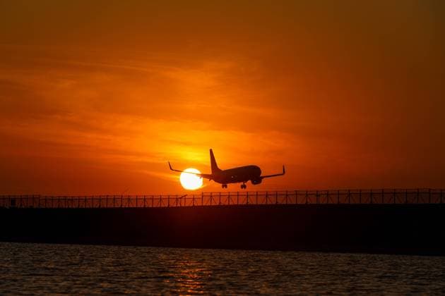 News Themen der Woche KW21 News Bilder des Tages Living The Island Life In Bali, Indonesia An airplane lands at the Ngurah Rai international airport during sunset in Kelan Beach, Badung Regency, Bali, Indonesia, on May 22, 2023. Bali Indonesia  Copyright: xGarryxLotulungx originalFilename: lotulung-notitle230522_npauK.jpg