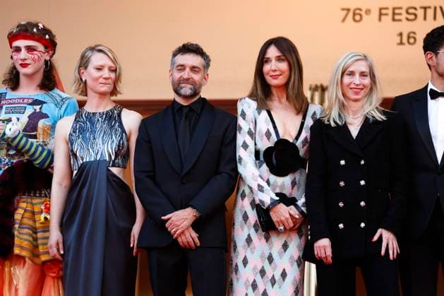 May 22, 2023: Luke Barker, Mia Wasikowska, Mathieu Demy, Elsa Zylberstein and Jessica Hausner attend the Club Zero premiere during the 76th Cannes Film Festival at Palais des Festivals in Cannes, France, on 22 May 2023. Photo: - ZUMAm179 20230522_zep_m179_032 Copyright: xAlecxMichaelx