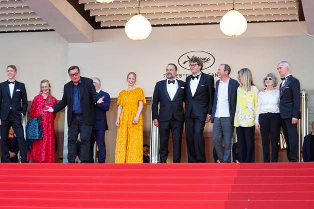 May 22, 2023: Jussi Vatanen, Paula Oinonen, Aki Kaurismaki, Alma Poysti, Misha Jaari, Mark Lwoff attend the Kuolleet Lehdet (Fallen Leaves) premiere during the 76th Cannes Film Festival at Palais des Festivals in Cannes, France, on 22 May 2023. Photo: - ZUMAm179 20230522_zep_m179_033 Copyright: xAlecxMichaelx