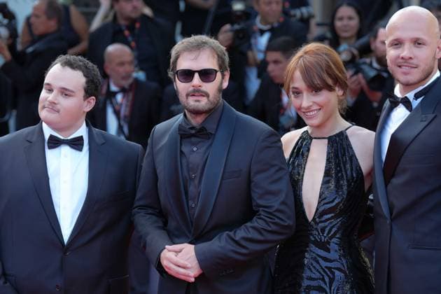 Quentin Laclotte Parmentier - Hugo Becker - Suzanne Jouannet - Alexandre Auvergne CELEBRITES : 76 eme festival de Cannes - Red Carpet du film Â« Club Zero Â» - Cannes - 22 05 2023 NorbertScanella Panoramic 