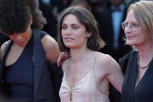 Ella Rumpf CELEBRITES : 76 eme festival de Cannes - Red Carpet du film Â« Club Zero Â» - Cannes - 22 05 2023 NorbertScanella Panoramic 
