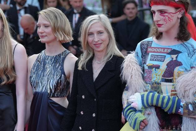 Mia Wasikowska - Jessica Hausner - Luke Barker CELEBRITES : 76 eme festival de Cannes - Red Carpet du film Â« Club Zero Â» - Cannes - 22 05 2023 NorbertScanella Panoramic 