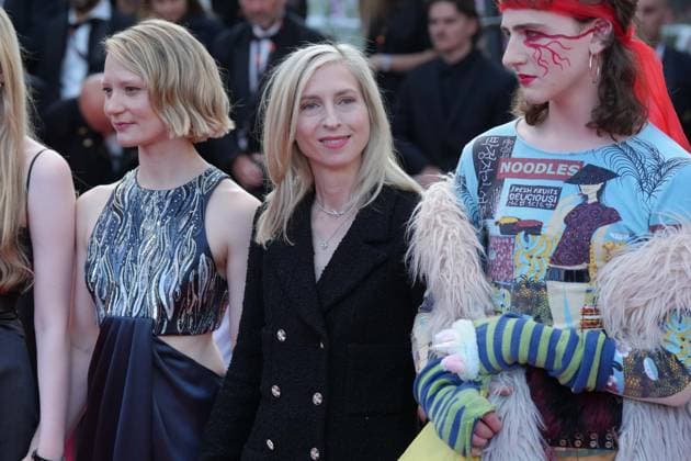 Mia Wasikowska - Jessica Hausner - Luke Barker CELEBRITES : 76 eme festival de Cannes - Red Carpet du film Â« Club Zero Â» - Cannes - 22 05 2023 NorbertScanella Panoramic 