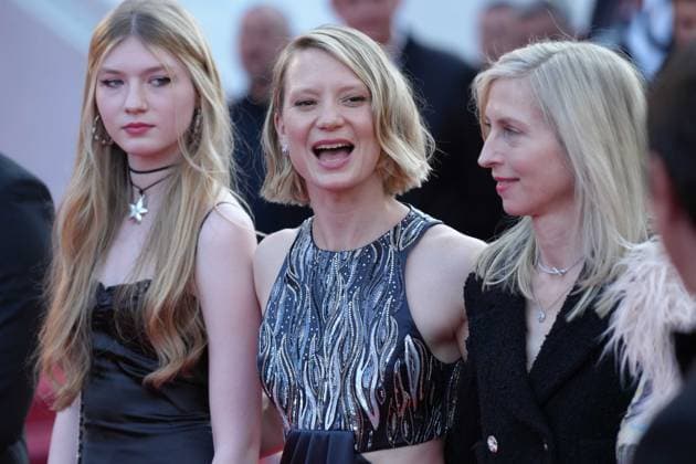 Florence Baker - Mia Wasikowska - Jessica Hausner CELEBRITES : 76 eme festival de Cannes - Red Carpet du film Â« Club Zero Â» - Cannes - 22 05 2023 NorbertScanella Panoramic 