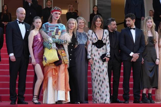 Lukas Turtur - Ksenia Devriendt - Luke Barker - Mia Wasikowska - Mathieu Demy - Elsa Zylberstein - Jessica Hausner - Amir El-Masry - Florence Baker CELEBRITES : 76 eme festival de Cannes - Red Carpet du film Â« Club Zero Â» - Cannes - 22 05 2023 NorbertScanella Panoramic 