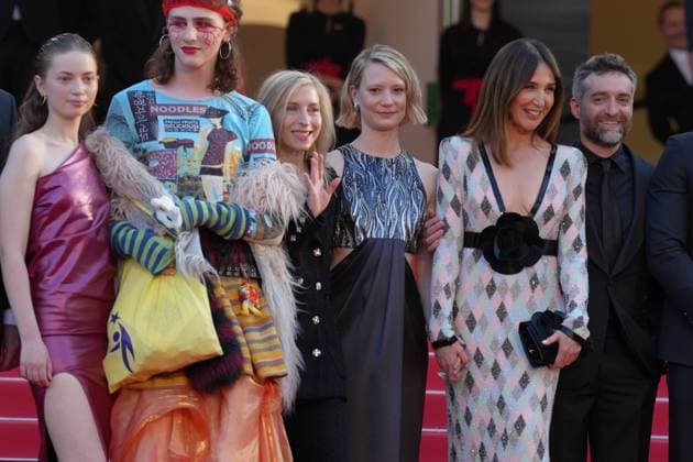 Luke Barker - Mia Wasikowska - Mathieu Demy - Elsa Zylberstein - Jessica Hausner - Amir El-Masry CELEBRITES : 76 eme festival de Cannes - Red Carpet du film Â« Club Zero Â» - Cannes - 22 05 2023 NorbertScanella Panoramic 
