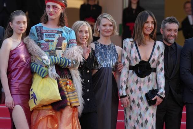 Luke Barker - Mia Wasikowska - Mathieu Demy - Elsa Zylberstein - Jessica Hausner - Amir El-Masry CELEBRITES : 76 eme festival de Cannes - Red Carpet du film Â« Club Zero Â» - Cannes - 22 05 2023 NorbertScanella Panoramic 