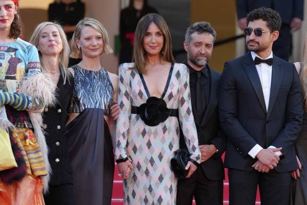 Luke Barker - Mia Wasikowska - Mathieu Demy - Elsa Zylberstein - Jessica Hausner - Amir El-Masry CELEBRITES : 76 eme festival de Cannes - Red Carpet du film Â« Club Zero Â» - Cannes - 22 05 2023 NorbertScanella Panoramic 