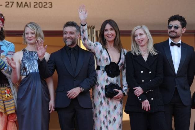 Mia Wasikowska - Mathieu Demy - Elsa Zylberstein - Jessica Hausner - Amir El-Masry CELEBRITES : 76 eme festival de Cannes - Red Carpet du film Â« Club Zero Â» - Cannes - 22 05 2023 NorbertScanella Panoramic 