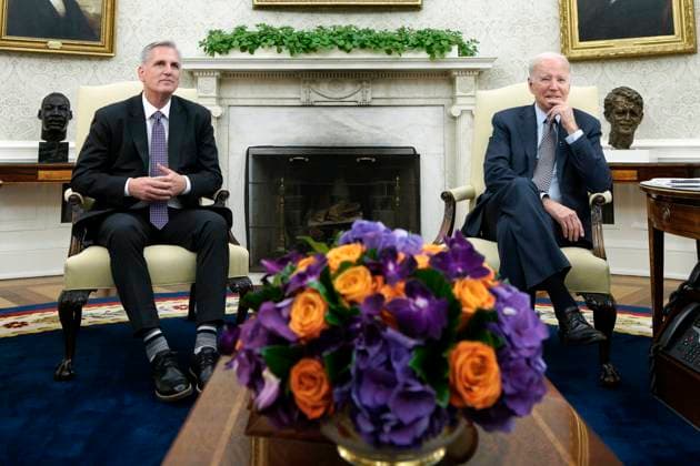 Bilder des Jahres 2023, News 05 Mai News Themen der Woche KW21 News Bilder des Tages May 22, 2023, Washington, District of Columbia, USA: United States President Joe Biden, right, meets with Speaker of the US House of Representatives Kevin McCarthy (Republican of California), left, in the Oval Office of the White House in Washington, DC on May 22, 2023 Washington USA - ZUMAs152 20230522_zaa_s152_011 Copyright: xYurixGripasx-xPoolxviaxCNPx