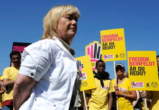 STOCKHOLM 20110629 Ecpat och The Body Shop överlämnar namninsamling till justitieminister Beatrice Ask med krav att regeringen ska ta fragan om barnsexhandel i Sverige pa allvar, införa skärpt lagstiftning gällande barn och införa skyddade boenden för utsatta offer. STOCKHOLM SVERIGE x10040x *** STOCKHOLM 20110629 Ecpat and The Body Shop submit a petition to Minister of Justice Beatrice Ask demanding that the government take the issue of child sex trafficking in Sweden seriously, introduce stricter legislation regarding children and introduce shelters for vulnerable victims STOCKHOLM SWEDEN x10040x  Copyright: xANDERSxWIKLUNDx xTTx ECPAT OCH BODY SHOP