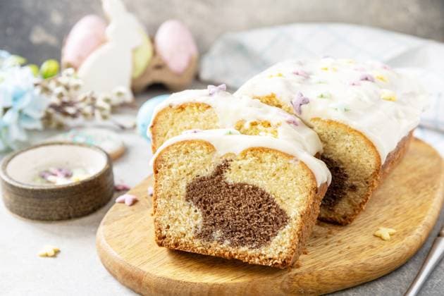 Happy Easter holiday food baking, cupcake with Easter Bunny and colorful eggs on stone background. Happy Easter holiday food baking, cupcake with Easter Bunny and colorful eggs on stone background. Copyright: xZoonar.com ELENAxHRAMOVAx 20014703