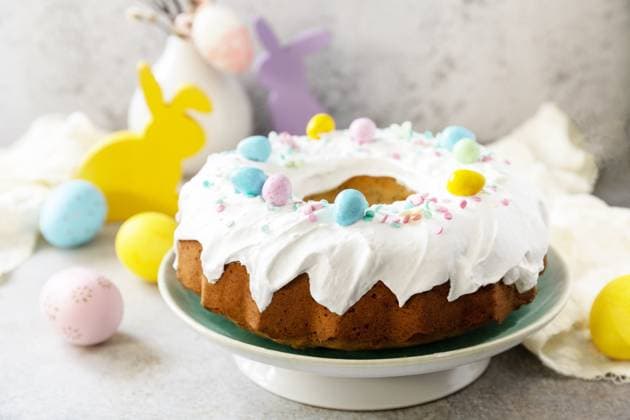 Glazed easter lemon cake decorated with confectionery and mini chocolate eggs candy on gray stone background. Happy Easter holidays, tasty dessert. Copy space. Glazed easter lemon cake decorated with confectionery and mini chocolate eggs candy on gray stone background. Happy Easter holidays, tasty dessert. Copy space. Copyright: xZoonar.com ELENAxHRAMOVAx 20014788