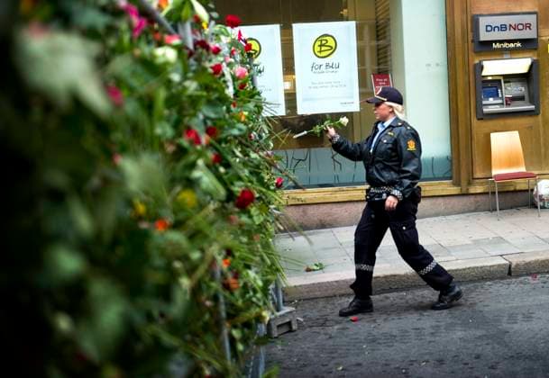 OSLO 20110725 A police offcier with a flower in central Oslo. Monday.Several hundred thousand Norwegians attended the anti violence manifestation in central Oslo, Norway, July 25, 2011. Friday July 22 Ander Behring Breivik exploded a bomb in central Oslo and killed over 70 people at the island of Utoya. Foto Bjorn Larsson Rosvall SCANPIX Kod 9200 OSLO NORGE x9200x *** OSLO 20110725 A police officer with a flower in central Oslo Monday Several hundred thousand Norwegians attended the anti violence manifestation in central Oslo, Norway, July 25, 2011 Friday July 22 Ander Behring Breivik exploded a bomb in central Oslo and killed over 70 people at the island of Utoya Photo Bjorn Larsson Rosvall SCANPIX Code 9200 OSLO NORGE x9200x  Copyright: xBJÖRNxLARSSONxROSVALLx xTTx TOPP TERRORDAD NORGE