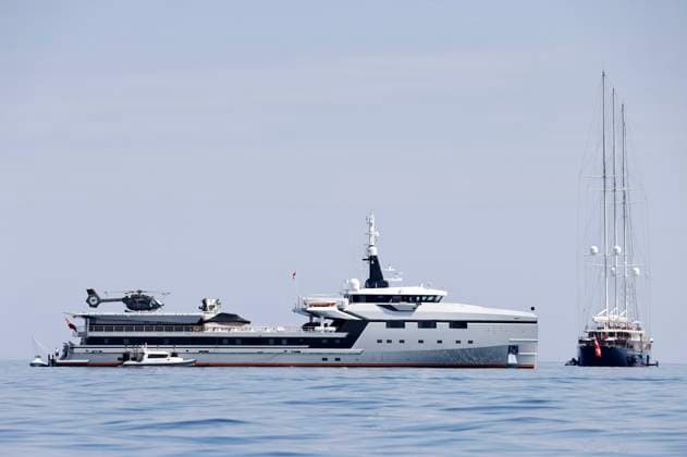 Jeff Bezos and his girlfriend Lauren Sanchez are currently vacationing on his yacht Koru with companion yacht Abeona in Cannes The yacht is 127 meters long and 70 meters high, has cost about 470 million euros and is considered the sec Foto:xS.xGabschx xFuturexImage
