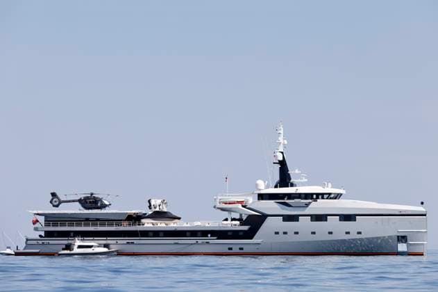 Jeff Bezos and his girlfriend Lauren Sanchez are currently vacationing on his yacht Koru with companion yacht Abeona in Cannes The companion yacht measures 76 meters has a helicopter landing deck and among other things loaded luxury cars and speedboats Bezos and his girlfriend have reportedly already attended parties as part of the 76 Cannes International Film Fe Foto:xS.xGabschx xFuturexImage