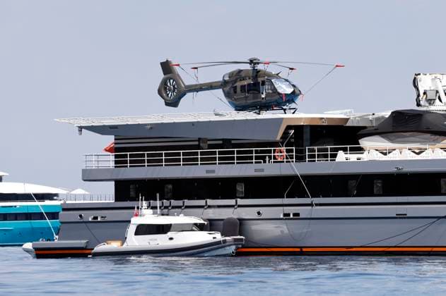 Jeff Bezos and his girlfriend Lauren Sanchez are currently vacationing on his yacht Koru with companion yacht Abeona in Cannes The companion yacht measures 76 meters has a helicopter landing deck and among other things loaded luxury cars and speedboats Bezos and his girlfriend have reportedly already attended parties as part of the 76 Cannes International Film Fe Foto:xS.xGabschx xFuturexImage