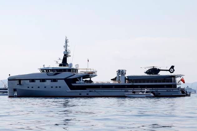 Jeff Bezos and his girlfriend Lauren Sanchez are currently vacationing on his yacht Koru with companion yacht Abeona in Cannes The companion yacht measures 76 meters has a helicopter landing deck and among other things loaded luxury cars and speedboats Bezos and his girlfriend have reportedly already attended parties as part of the 76 Cannes International Film Fe Foto:xS.xGabschx xFuturexImage