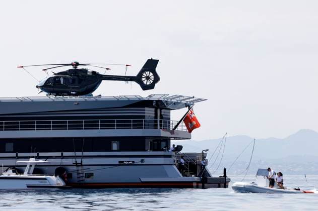 Jeff Bezos and his girlfriend Lauren Sanchez are currently vacationing on his yacht Koru with companion yacht Abeona in Cannes The companion yacht measures 76 meters has a helicopter landing deck and among other things loaded luxury cars and speedboats Bezos and his girlfriend have reportedly already attended parties as part of the 76 Cannes International Film Fe Foto:xS.xGabschx xFuturexImage