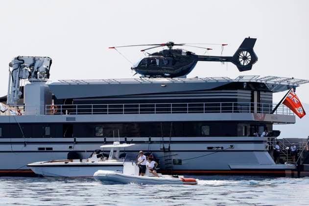 Jeff Bezos and his girlfriend Lauren Sanchez are currently vacationing on his yacht Koru with companion yacht Abeona in Cannes The companion yacht measures 76 meters has a helicopter landing deck and among other things loaded luxury cars and speedboats Bezos and his girlfriend have reportedly already attended parties as part of the 76 Cannes International Film Fe Foto:xS.xGabschx xFuturexImage