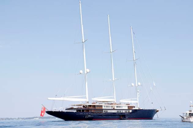 Jeff Bezos and his girlfriend Lauren Sanchez are currently vacationing on his yacht Koru with companion yacht Abeona in Cannes The yacht is 127 meters long and 70 meters high, has cost about 470 million euros and is considered the second largest yacht in the world Bezos and his girlfriend are said to have already attended parties at the 76 Cannes In Foto:xS.xGabschx xFuturexImage