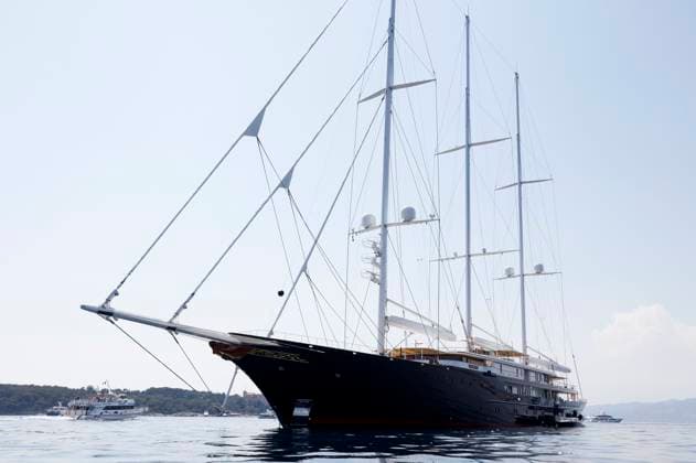 Jeff Bezos and his girlfriend Lauren Sanchez are currently vacationing on his yacht Koru with companion yacht Abeona in Cannes The yacht is 127 meters long and 70 meters high, has cost about 470 million euros and is considered the second largest yacht in the world Bezos and his girlfriend are said to have already attended parties at the 76 Cannes In Foto:xS.xGabschx xFuturexImage