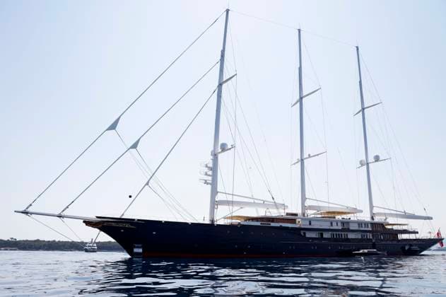 Jeff Bezos and his girlfriend Lauren Sanchez are currently vacationing on his yacht Koru with companion yacht Abeona in Cannes The yacht is 127 meters long and 70 meters high, has cost about 470 million euros and is considered the second largest yacht in the world Bezos and his girlfriend are said to have already attended parties at the 76 Cannes In Foto:xS.xGabschx xFuturexImage