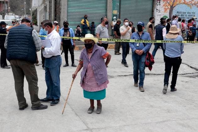 May 22, 2023, Santiago Xalitzintla, Puebla: Inhabitants after a meeting with government authorities wear face masks due to the fall of ash emitted by the Popocatepetl volcano in the municipality of Santiago Xalitzintla in the state of Puebla. on May 22, 2023 in Santiago Xalitzintla, Puebla Municipality of Santiago Xalitzi Mexico - ZUMAe321 20230523_zia_e321_002 Copyright: xLuisxBarronx