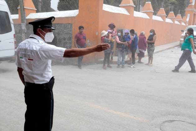 May 22, 2023, Santiago Xalitzintla, Puebla: Inhabitants after a meeting with government authorities wear face masks due to the fall of ash emitted by the Popocatepetl volcano in the municipality of Santiago Xalitzintla in the state of Puebla. on May 22, 2023 in Santiago Xalitzintla, Puebla Municipality of Santiago Xalitzi Mexico - ZUMAe321 20230523_zia_e321_008 Copyright: xLuisxBarronx