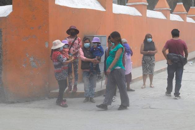 May 22, 2023, Santiago Xalitzintla, Puebla: Inhabitants after a meeting with government authorities wear face masks due to the fall of ash emitted by the Popocatepetl volcano in the municipality of Santiago Xalitzintla in the state of Puebla. on May 22, 2023 in Santiago Xalitzintla, Puebla Municipality of Santiago Xalitzi Mexico - ZUMAe321 20230523_zia_e321_009 Copyright: xLuisxBarronx