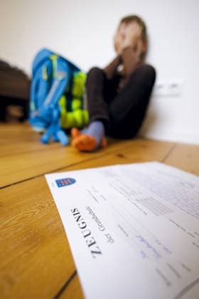 Symbolfoto zum Thema Zeugnis in der Grundschule. Ein Junge posiert mit einem Zeugnis. Berlin, 19.05.2023 Berlin Deutschland *** Elementary school report card symbol photo A boy posing with a report card Berlin, 19 05 2023 Berlin Germany Copyright: xThomasxTrutschel photothek.dex