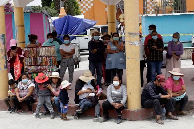May 22, 2023, Santiago Xalitzintla, Puebla: Inhabitants after a meeting with government authorities wear face masks due to the fall of ash emitted by the Popocatepetl volcano in the municipality of Santiago Xalitzintla in the state of Puebla. on May 22, 2023 in Santiago Xalitzintla, Puebla Municipality of Santiago Xalitzi Mexico - ZUMAe321 20230523_zia_e321_018 Copyright: xLuisxBarronx