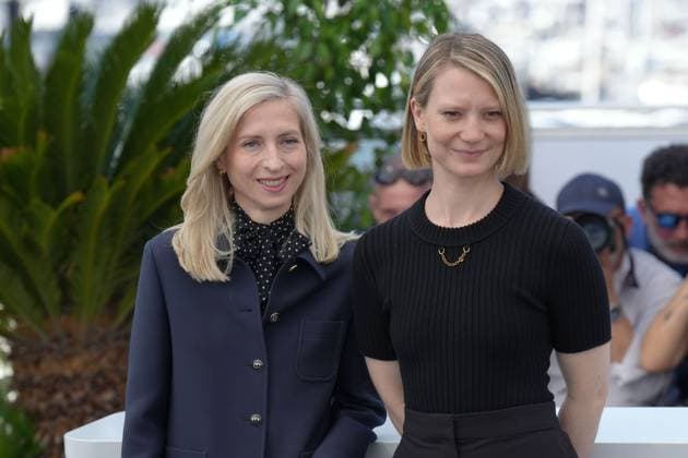 Jessica Hausner - Mia Wasikowska CELEBRITES : 76 eme festival de Cannes - Photocall du film Â« Club Zero Â» - Cannes - 23 05 2023 NorbertScanella Panoramic 