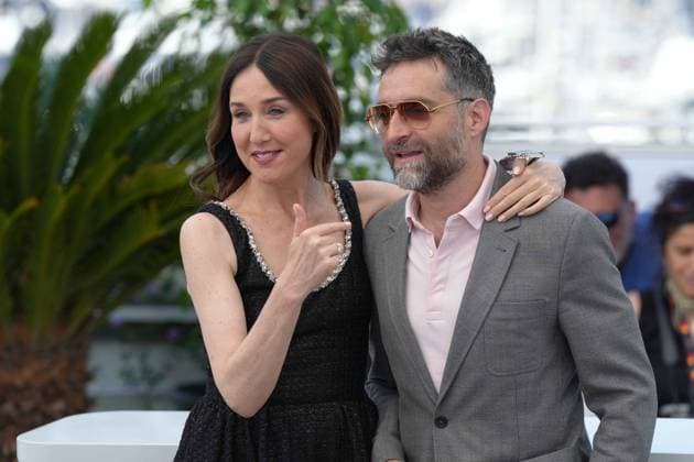 Elsa Zylberstein - Mathieu Demy CELEBRITES : 76 eme festival de Cannes - Photocall du film Â« Club Zero Â» - Cannes - 23 05 2023 NorbertScanella Panoramic 