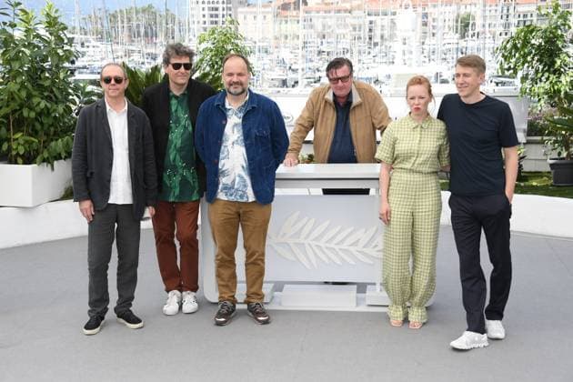 76th Cannes Film Festival 2023, Photocall film Kuollet Lehdt (Fallen Leaves) . Pictured: Reinhard Brundig, Mark Lwoff, Misha Jaari, Aki Kaurismäki, Alma Poysti, Jussi Vatanen  Copyright: xAlbertoxTerenghi PoolxPhotoxEvenx xPoolxPhotoxEventsx01x IPA_IPA38152168