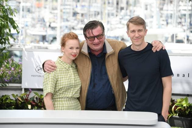 76th Cannes Film Festival 2023, Photocall film Kuollet Lehdt (Fallen Leaves) . Pictured: Alma Poysti, Aki Kaurismäki, Jussi Vatanen  Copyright: xAlbertoxTerenghi PoolxPhotoxEvenx xPoolxPhotoxEventsx01x IPA_IPA38152173