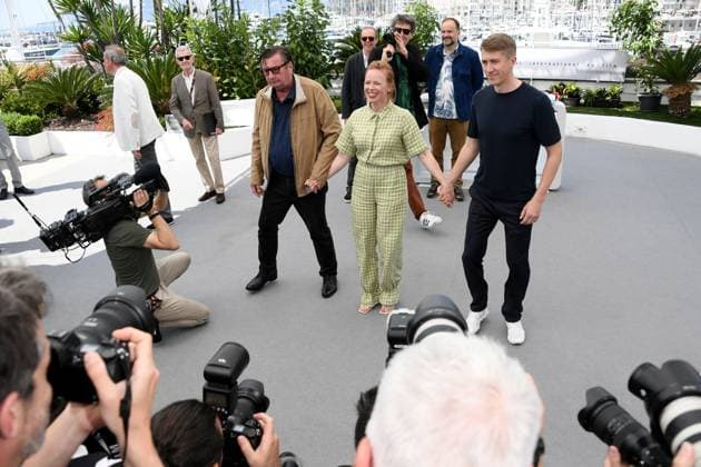 76th Cannes Film Festival 2023, Photocall film Kuollet Lehdt (Fallen Leaves) . Pictured: Alma Poysti, Aki Kaurismäki, Jussi Vatanen  Copyright: xAlbertoxTerenghi PoolxPhotoxEvenx xPoolxPhotoxEventsx01x IPA_IPA38152224